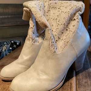 BKE Sole Cream Lace-Accented Booties